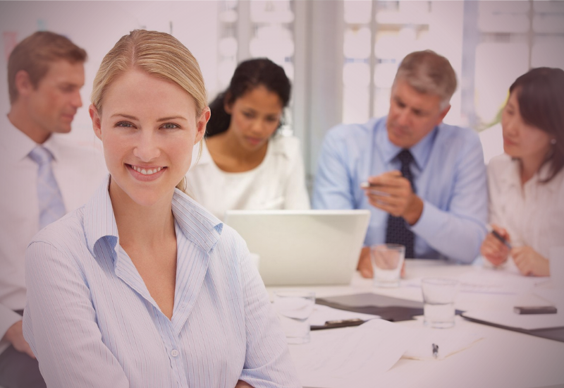 Líder inspira sua equipe com uma comunicação clara, empática e alinhada ao propósito da empresa.