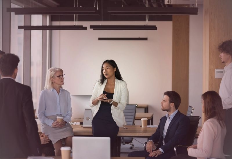 Liderança eficaz começa com uma comunicação clara, segura e empática