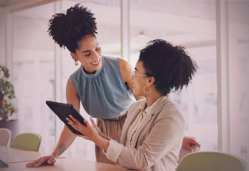 Dar feedback com clareza e empatia desenvolve confiança e fortalece equipes.