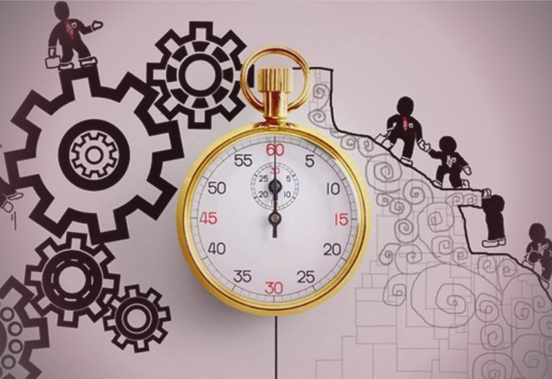 Líder estratégica otimizando processos para aumentar a eficiência da equipe.