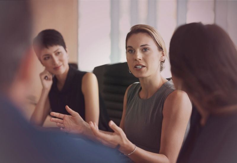 Liderança madura começa com clareza, coragem emocional e comunicação direta — sem espaço para fofocas e ruídos.