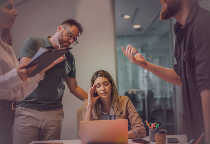 Ambientes hostis distorcem decisões e silenciam equipes