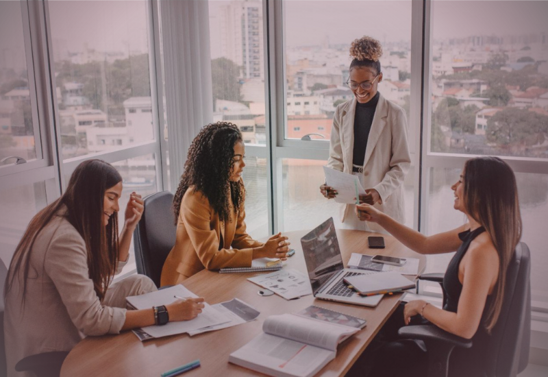 Mulher empreendedora refletindo sobre liderança, parcerias e maturidade emocional nos negócios