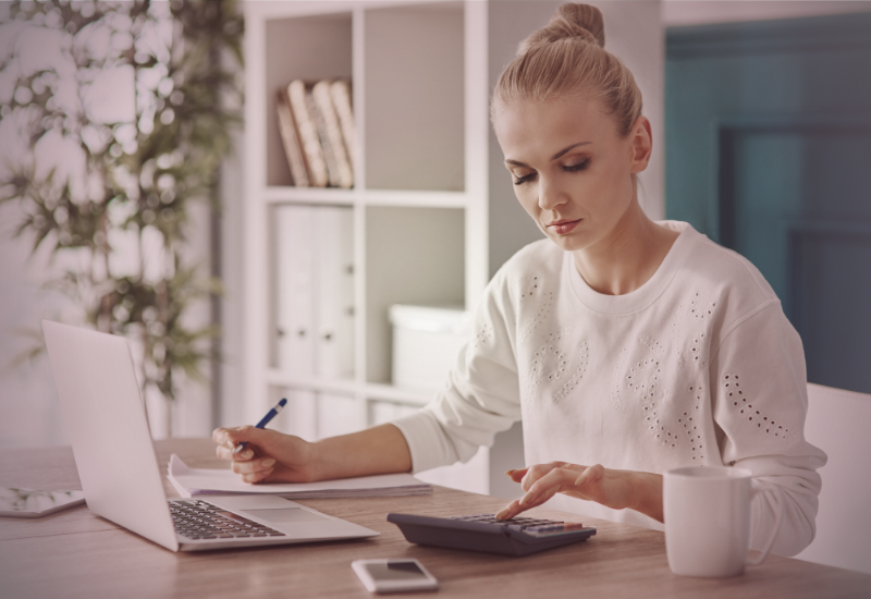 Mulher analisando suas finanças, simbolizando sabedoria para evitar dívidas.