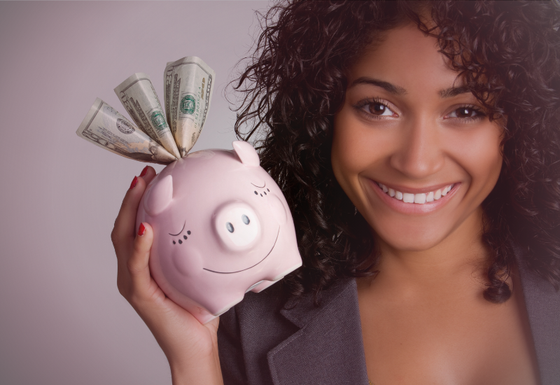 Mulher com suas finanças organizadas.