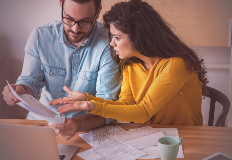 Mulher refletindo sobre decisões financeiras no relacionamento