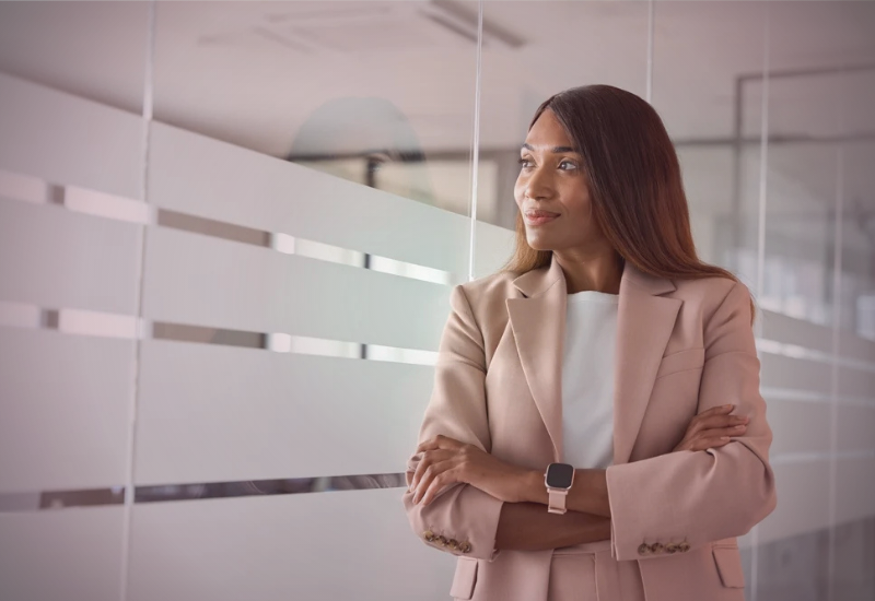 Líder feminina sustenta decisões com postura firme e autonomia emocional em ambiente corporativo