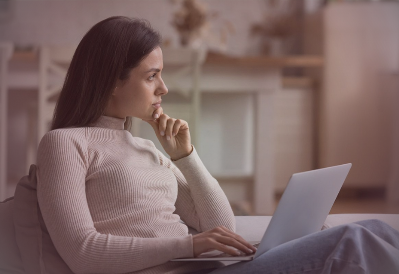 Mulher refletindo enquanto avalia decisões importantes sobre relacionamentos, negócios e parcerias antes de continuar construindo