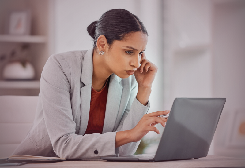 Líder analisando prioridades e tomando decisões estratégicas no trabalho
